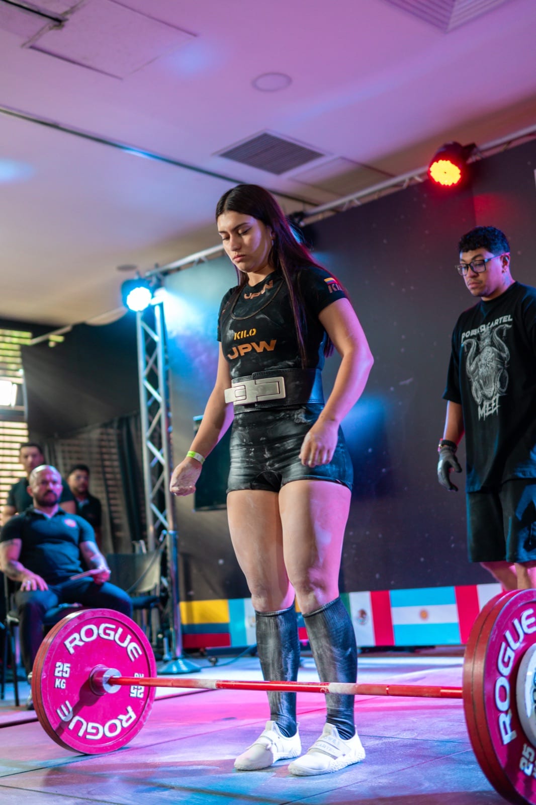 Atleta de WRPF Colombia preparando un intento de peso muerto en competencia.